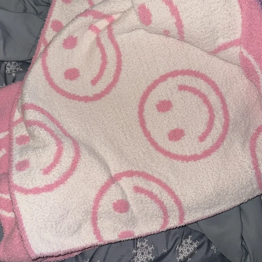 Cozy Cottage Pink Smiley Face Knitted Throw